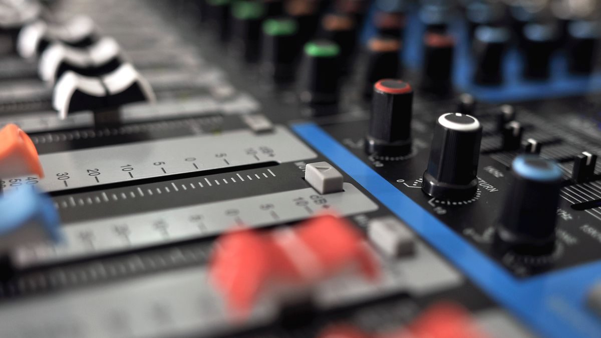 Audio mixing console